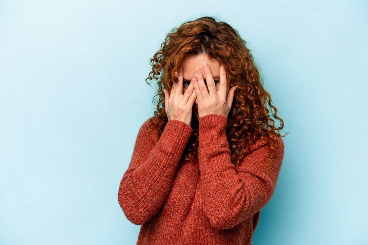 A fobia social pode causar um sentimento mais intenso do que a timidez (Imagem: Asier Romero | Shutterstock) 