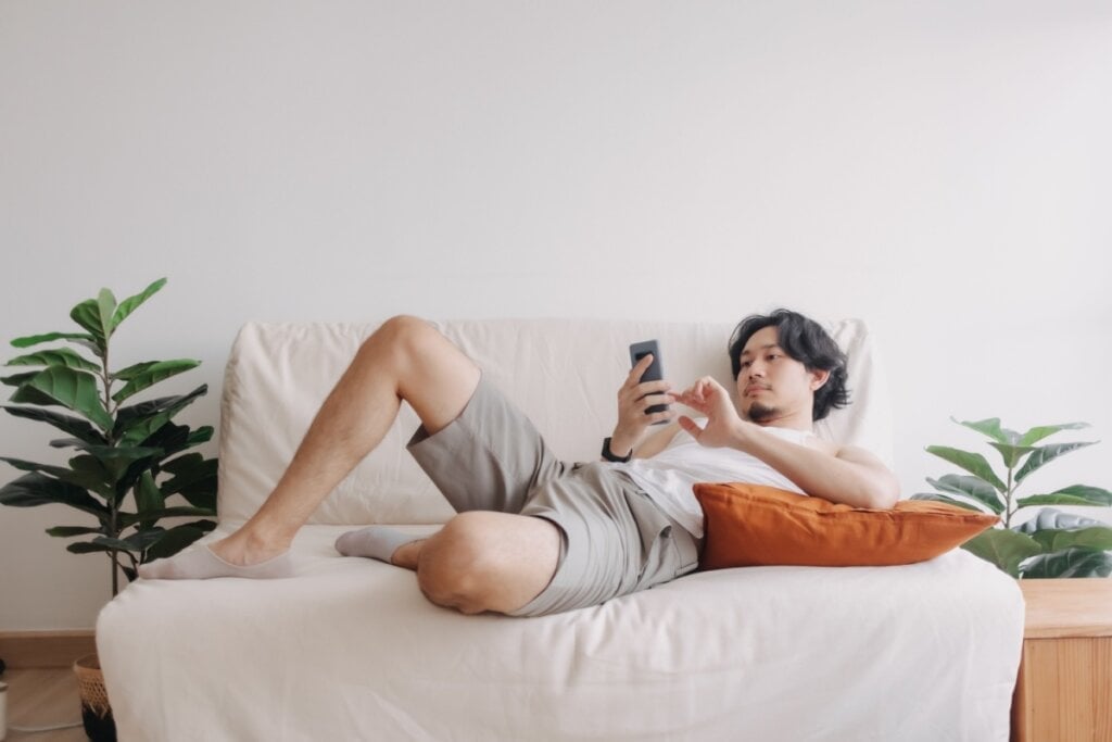 A fobia social pode resultar em isolamento por medo do julgamento (Imagem: Rachata Teyparsit | Shutterstock) 