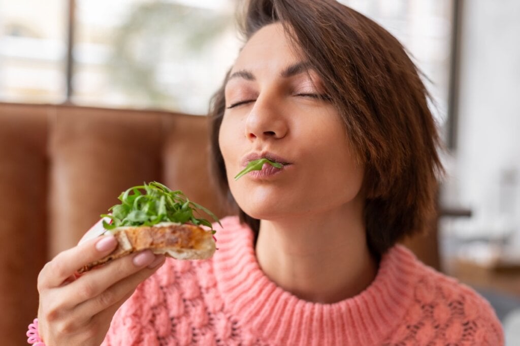 A rúcula é fonte de vitamina C, que ajuda a combater os radicais livres, fortalecendo o sistema imunológico (Imagem: KK_face | Shutterstock)
