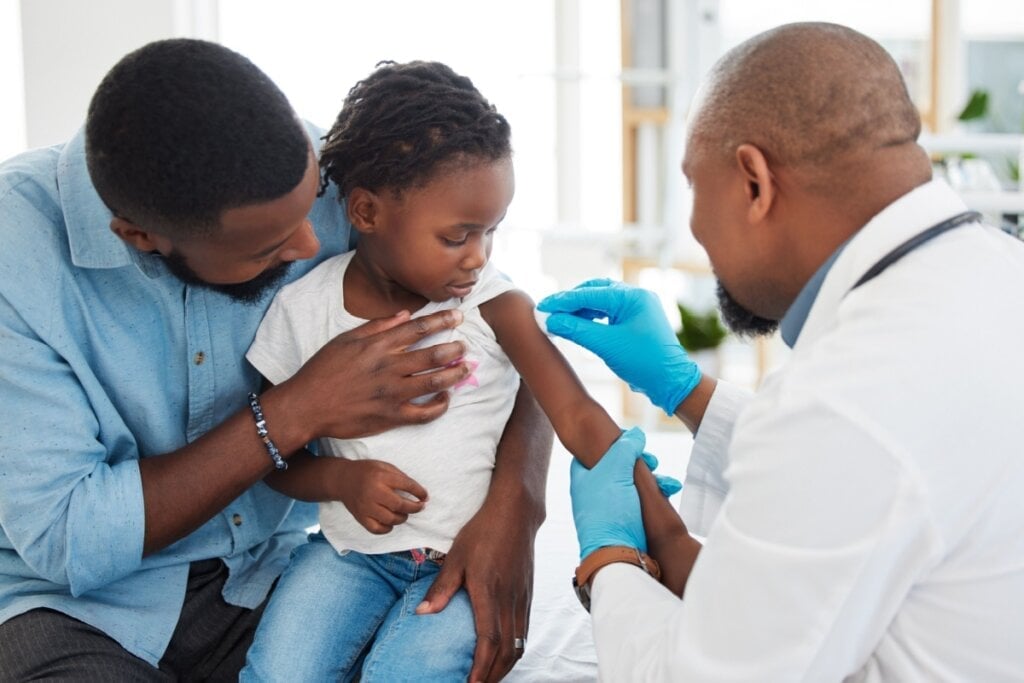 A vacina da gripe é atualizada anualmente contra novas cepas dos vírus Influenza (Imagem: PeopleImages.com &#8211; Yuri A | Shutterstock) 