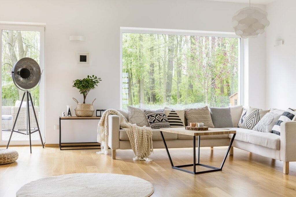 Elementos que prezam o conforto e o aconchego são ideias no conceito hygge (Imagem: Ground Picture | Shutterstock)