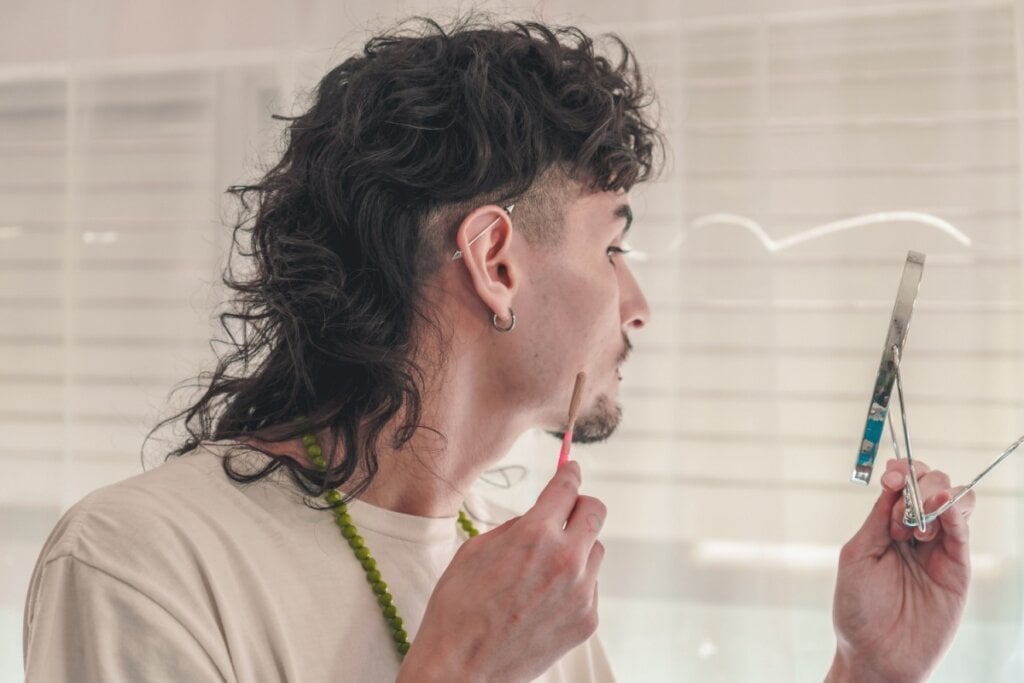O mullet cacheado valoriza rostos ovais e alongados (Imagem: daniromphoto | Shutterstock) 