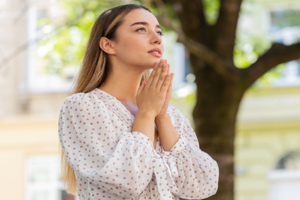 Os filhos podem orar a Deus pela proteção das mães (Imagem: Andrii Iemelianenko | Shutterstock)