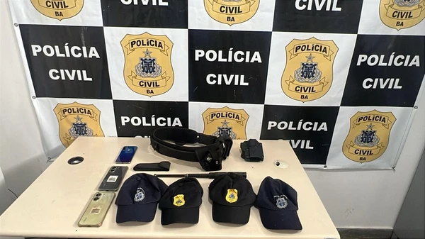 Investigadores apreenderam celulares, acessórios militares e fardas da Polícia Civil da Bahia
