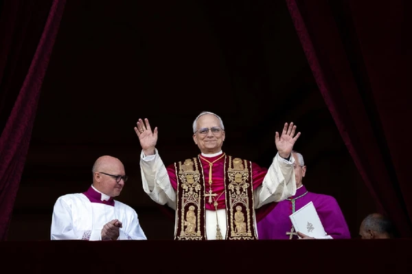 Papa Leão 14 na sacada da Basílica de São Pedro