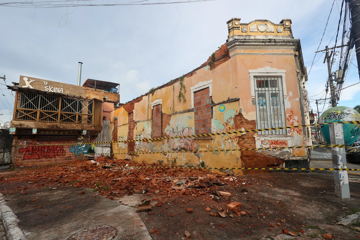 Parte superior da fachada do imóvel foi destruída