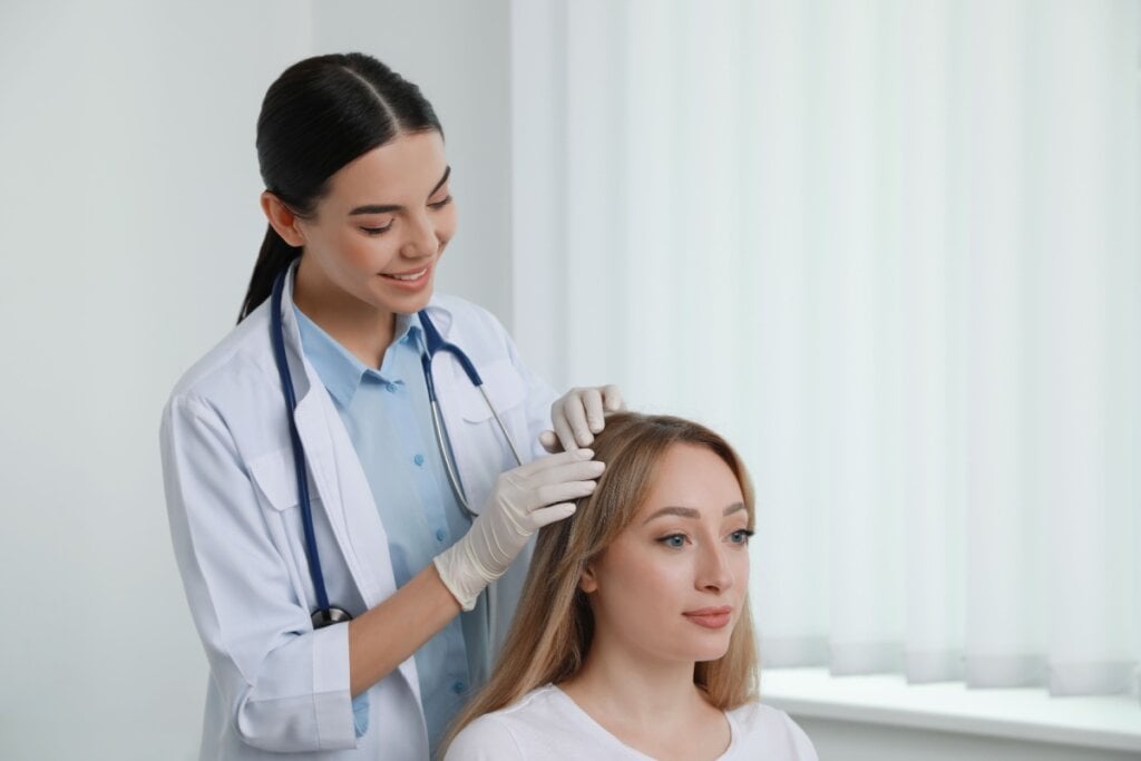 A mesoterapia capilar fortalece os fios e combate a queda (Imagem: New Africa | Shutterstock)