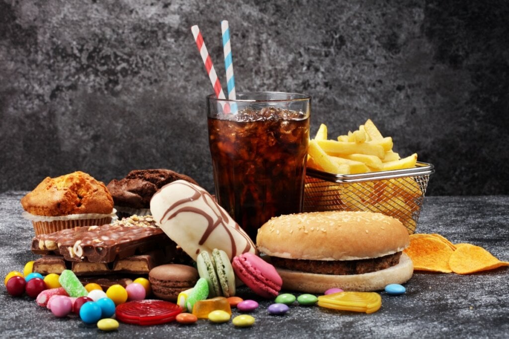 Alimentos processados e ricos em açúcar podem desequilibrar o sistema digestivo (Imagem: beats1 | Shutterstock)
