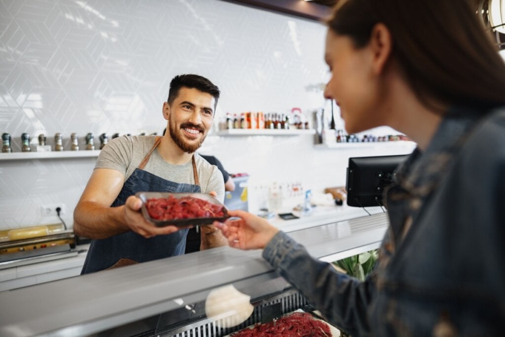 No momento de comprar a carne, alguns cuidados são essenciais para evitar riscos à saúde (Imagem: FabrikaSimf | Shutterstock)
