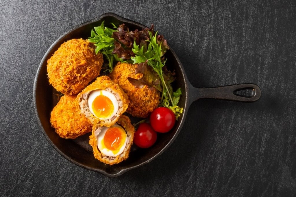 Ovo empanado à moda britânica (Imagem: norikko | Shutterstock)