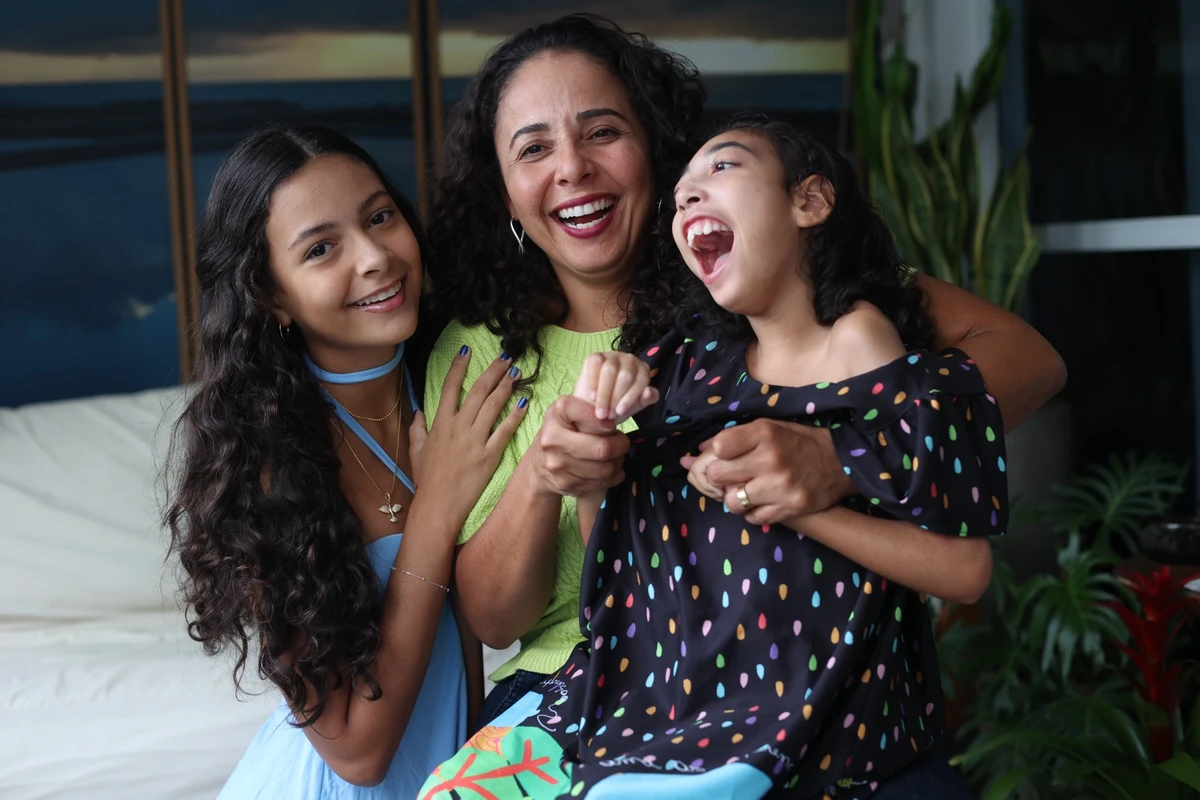Joana (ao centro), com as filhas Alice (à esquerda) e Gabriela (à direita)