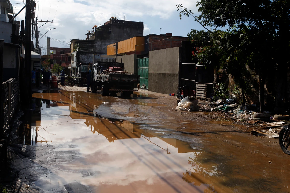 Rede distribuidora rompe na Boca do Rio