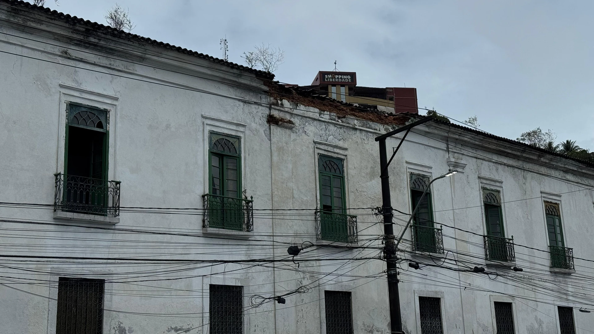 Imagem - Parte da fachada da Escola Técnica São Joaquim desaba após fortes chuvas em Salvador