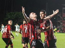 Imagem - Renato Kayzer tem estreia iluminada e comanda virada do Vitória sobre o Vasco no Barradão