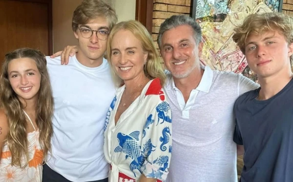 Angélica e Luciano Huck entre os filhos