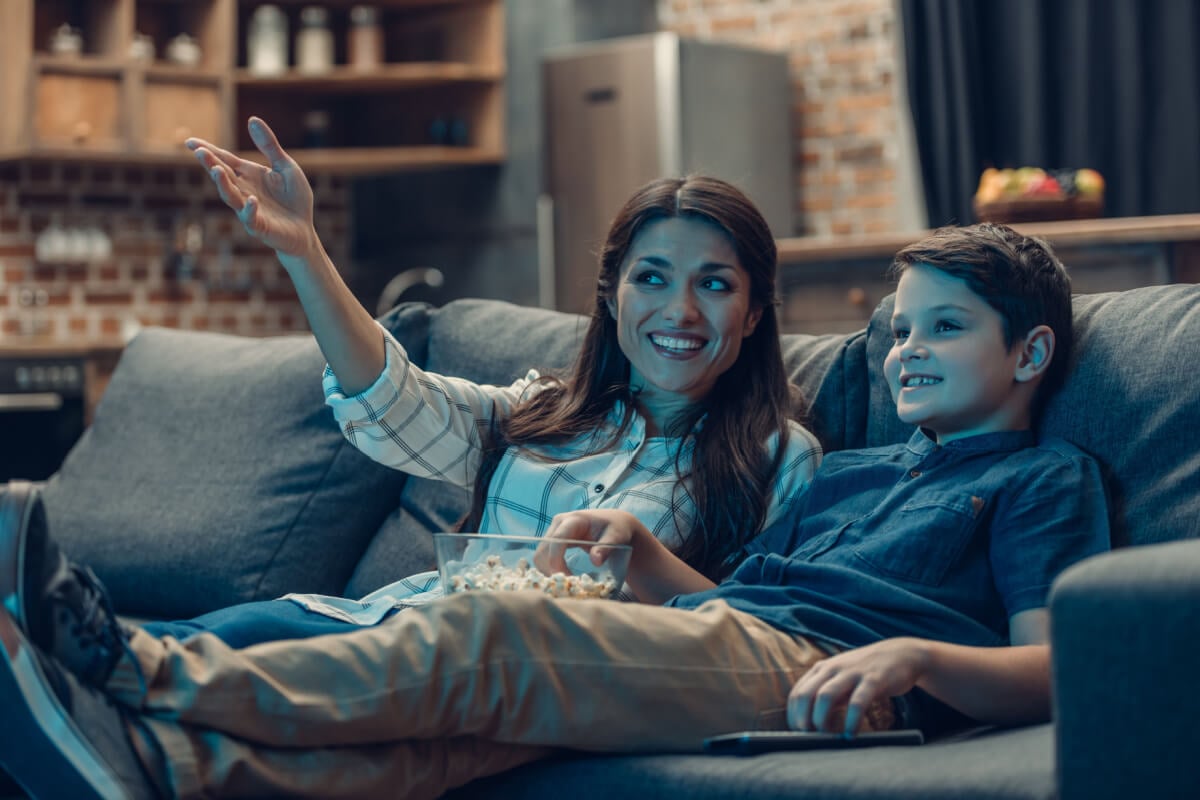 Filmes brasileiros de comédia retratam a relação com as mães (Imagem: fizkes | ShutterStock)