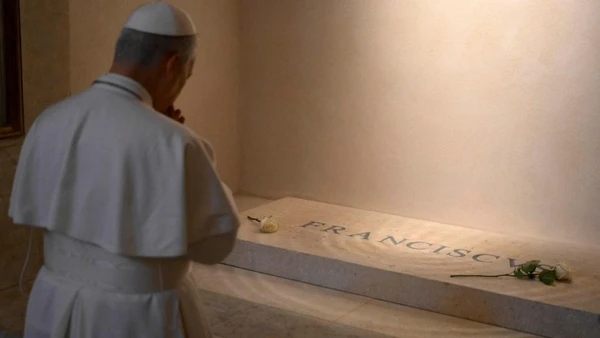 Papa visitou túmulo do antecessor
