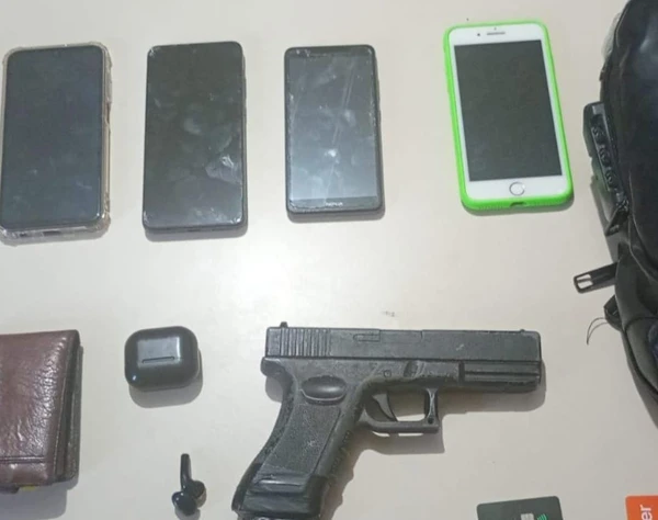 Polícia encontrou celulares e réplica de arma de fogo