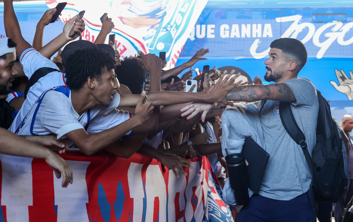 Cauly cumprimenta a torcida por Marina Silva/CORREIO