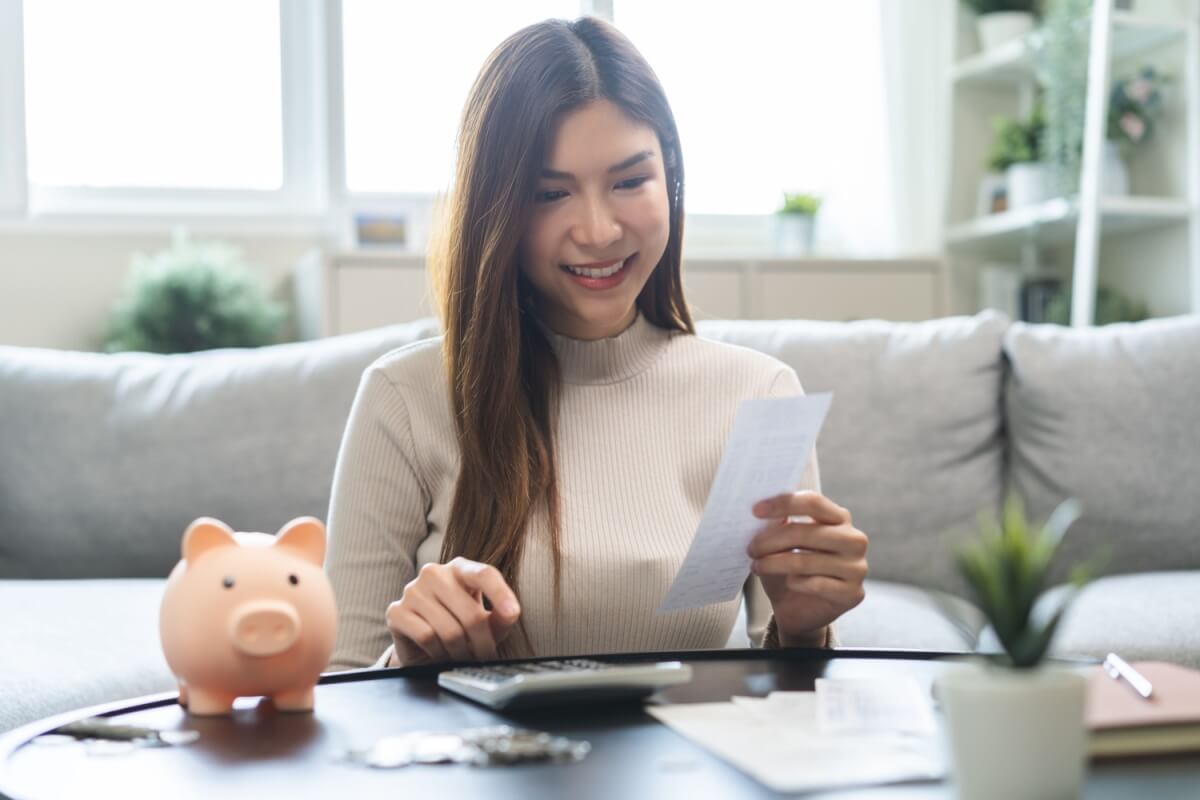A organização das finanças é essencial para evitar o endividamento (Imagem: Kmpzzz | Shutterstock)