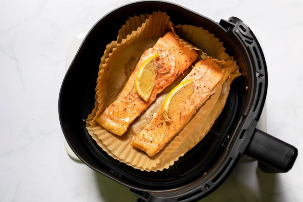 Salmão grelhado com limão-siciliano (Imagem: PJjaruwan | Shutterstock) 