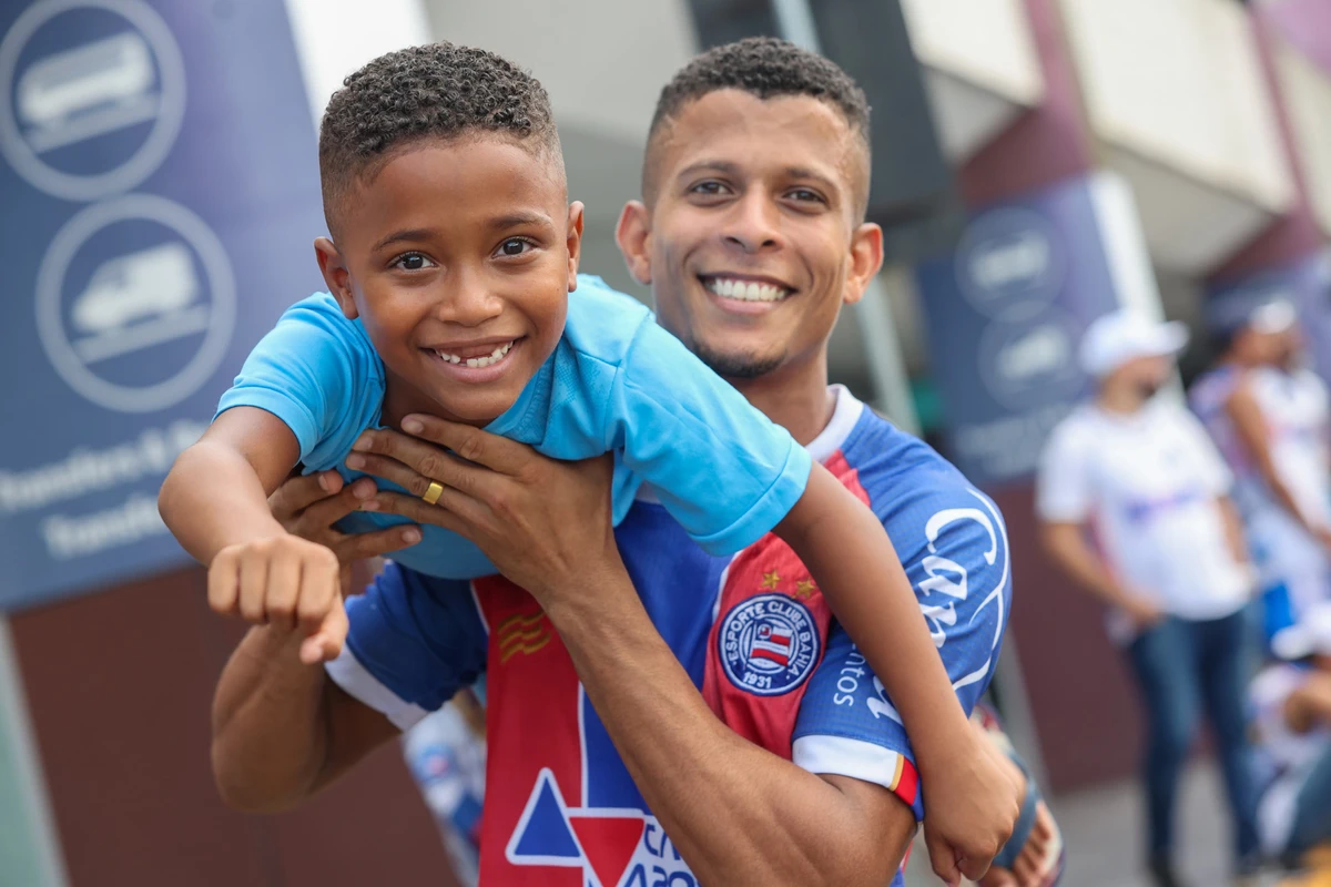 Miguel com seu pai Janderson por Marina Silva/CORREIO