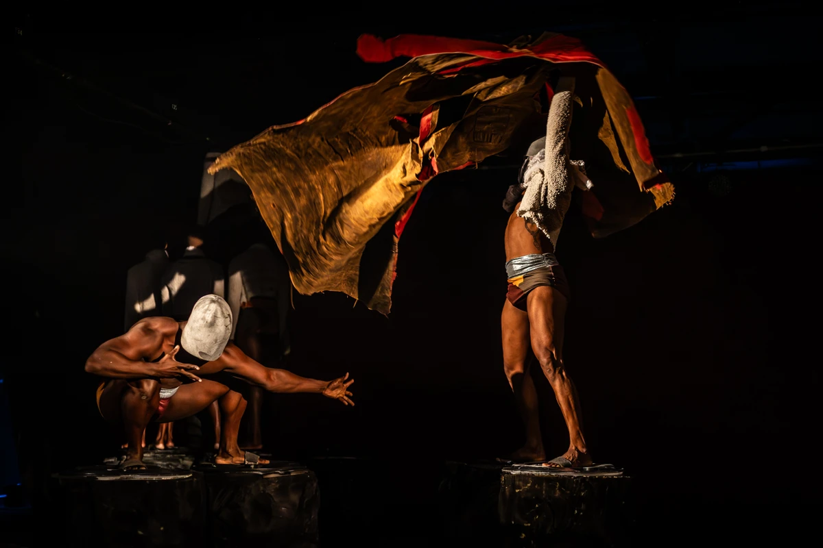 O espetáculo De Dentro, da  Jorge Silva  Cia de Dança,  será apresentado no sábado (17)