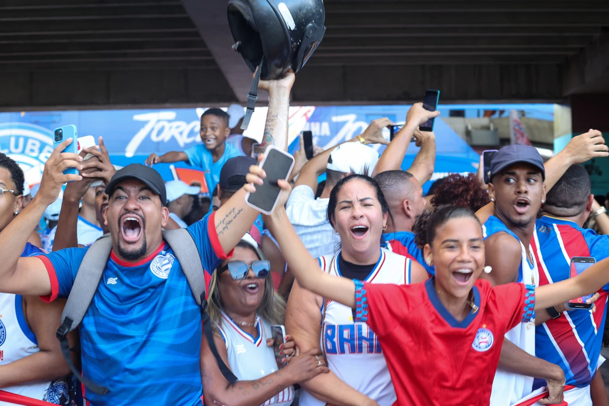 Torcida faz a festa antes de embarque do Bahia por Marina Silva/CORREIO