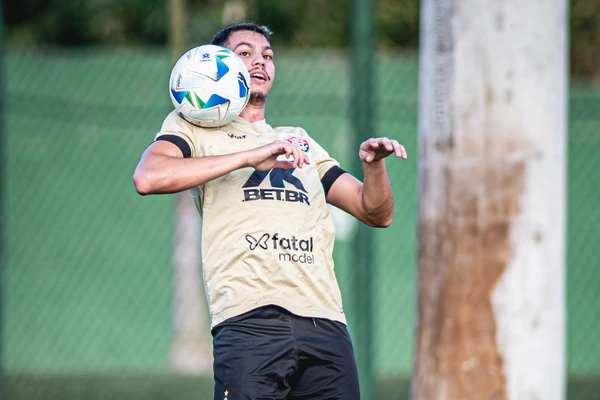 Zagueiro Zé Marcos voltou aos treinos após se recuperar de lesão