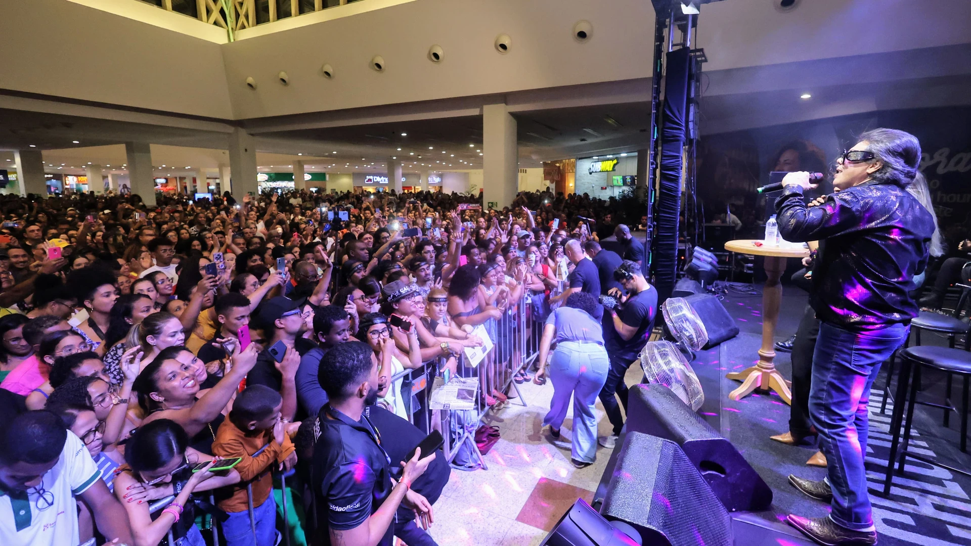 Imagem - Calcinha Preta arrasta multidão durante show em shopping de Salvador