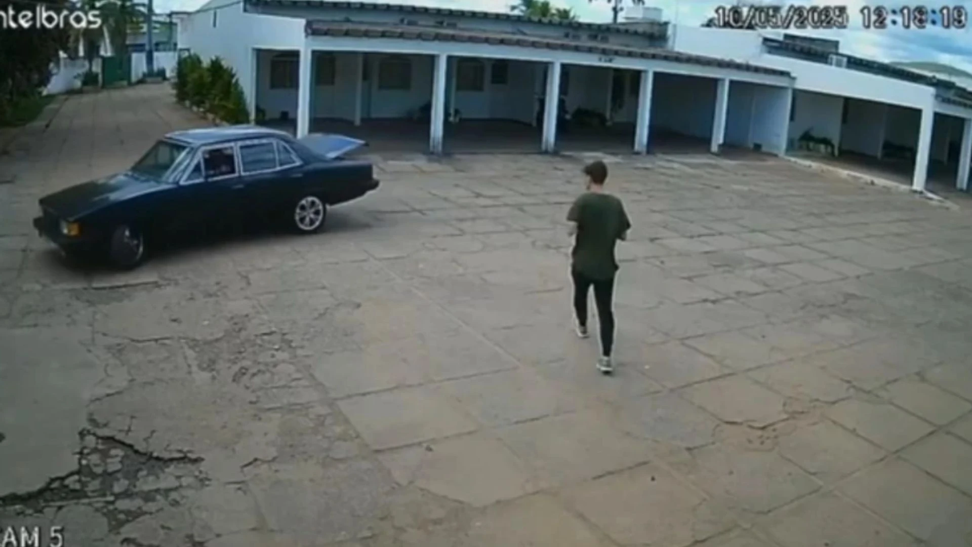 Imagem - Vídeo: corpo de jovem é encontrado dentro de porta-malas de carro em Barreiras