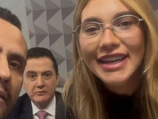 Imagem - Selfie, elogio a pré-treino e abraço: senador decide tietar Virgínia Fonseca em plena CPI