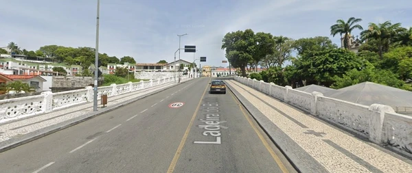 A parte de baixo da Colina Sagrada é uma via que tem a velocidade máxima de 30km/h