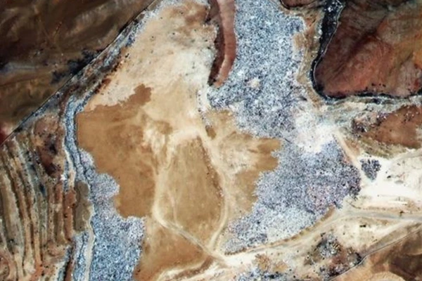 Descarte de roupas no deserto do Atacama visto do espaço 
