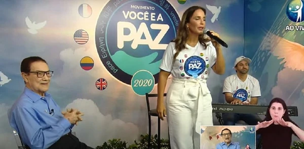 Divaldo Franco e Ivete Sangalo em uma das edições do Movimento Você e a Paz