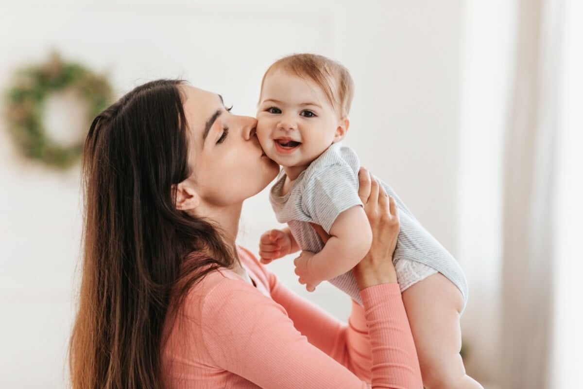A alergia à proteína do leite de vaca é muito comum até o primeiro ano do bebê (Imagem: Prostock-studio | Shutterstock)