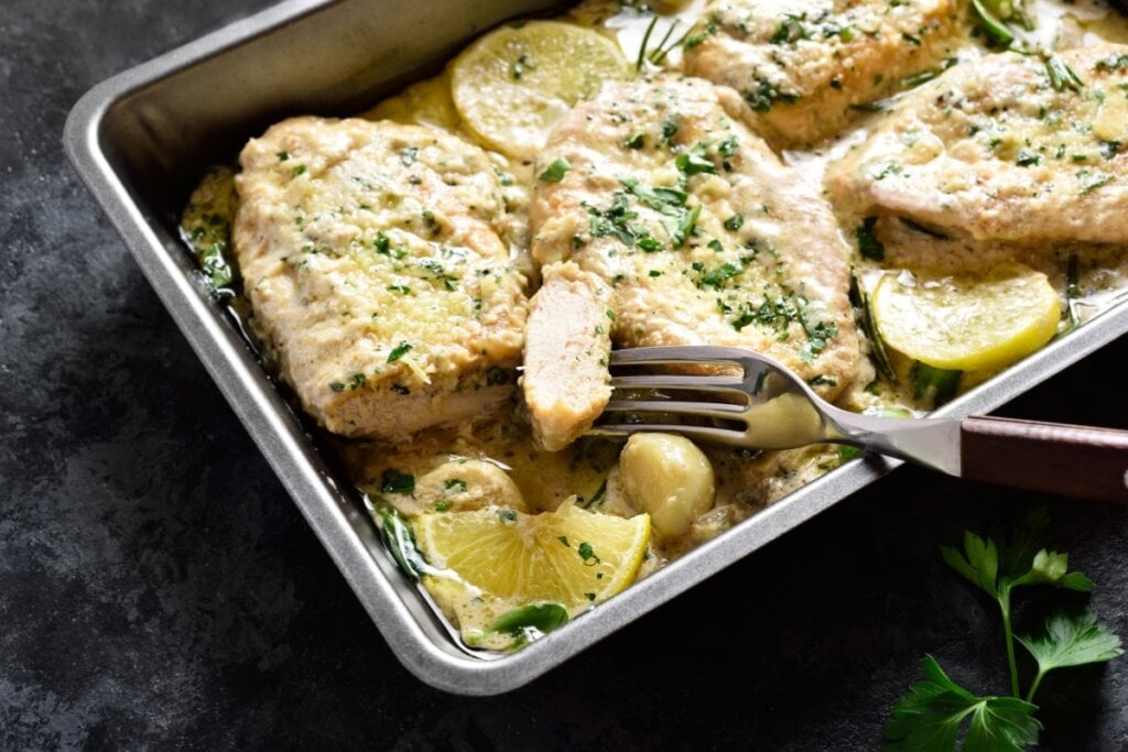 Filé de frango ao molho cremoso de limão e alho (Imagem: Volgutova | Shutterstock)