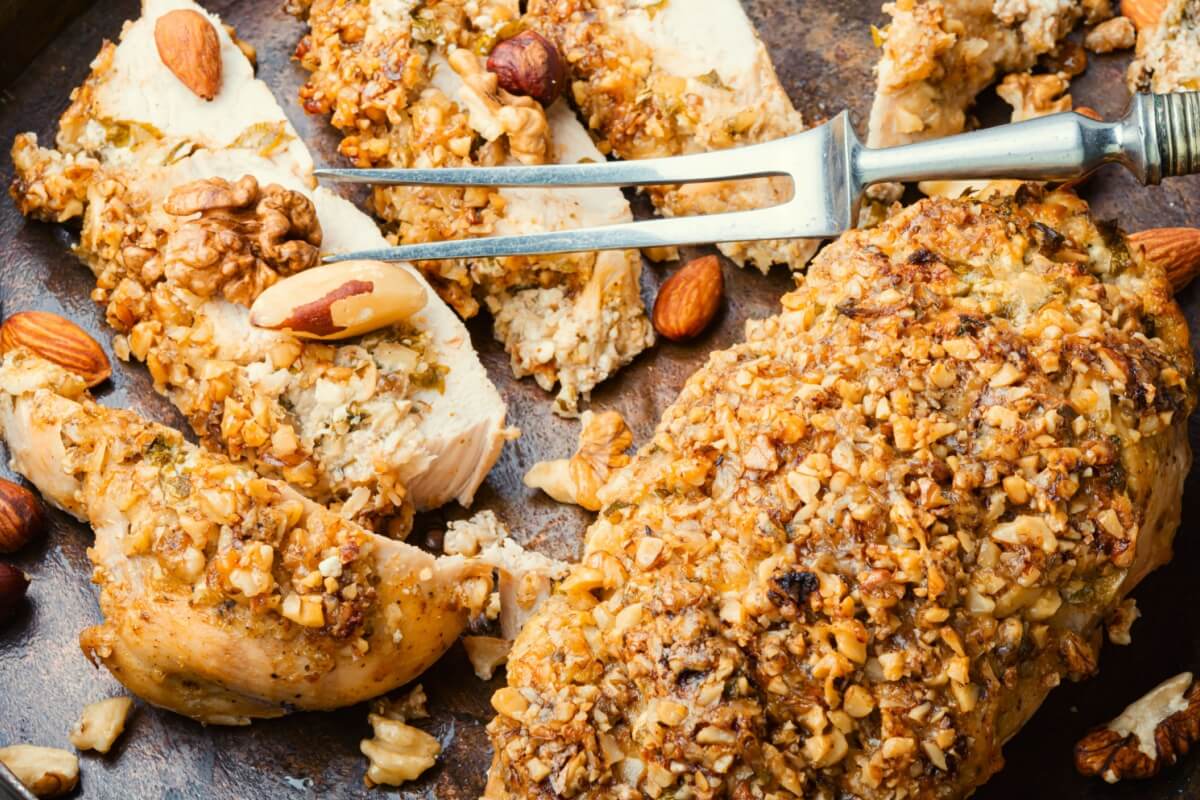 Filé de frango com crosta crocante de nozes e castanhas 
(Imagem: Chatham172
| Shutterstock)