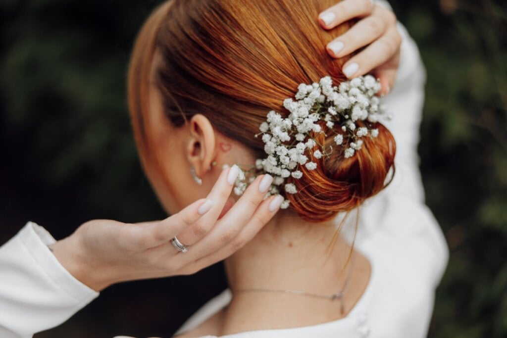 O coque baixo polido é elegante e atemporal (Imagem: DocPhotos | Shutterstock)