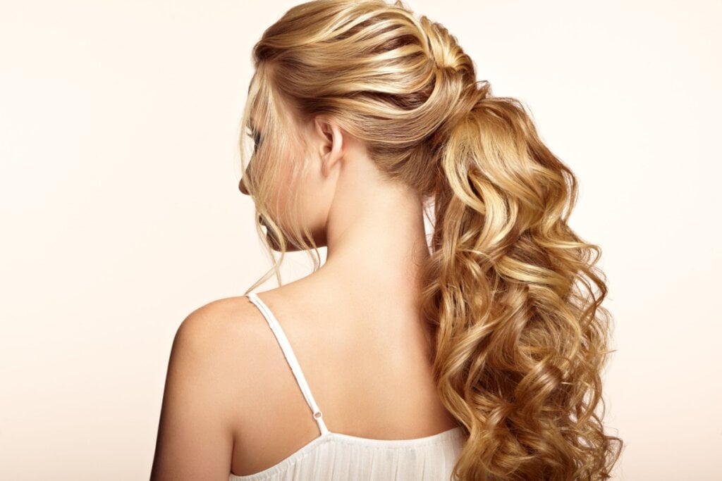 O rabo de cavalo volumoso valoriza o perfil da noiva (Imagem: Oleg Gekman | Shutterstock) 