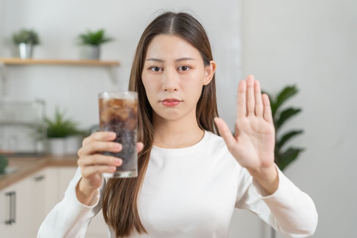 O refrigerante é uma das bebidas mais agressivas para o sistema urinário (Imagem: Kmpzzz | Shutterstock)