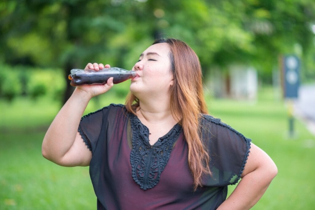 Pessoas com sobrepeso e que consomem frequentemente refrigerantes têm grande risco de desenvolver pedras nos rins (Imagem: Apirut Siri | Shutterstock)