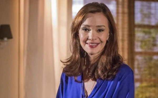 Julia como Helena na novela Em Família