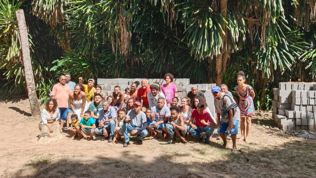 Moradores protestam em frente ao local onde o muro será construído