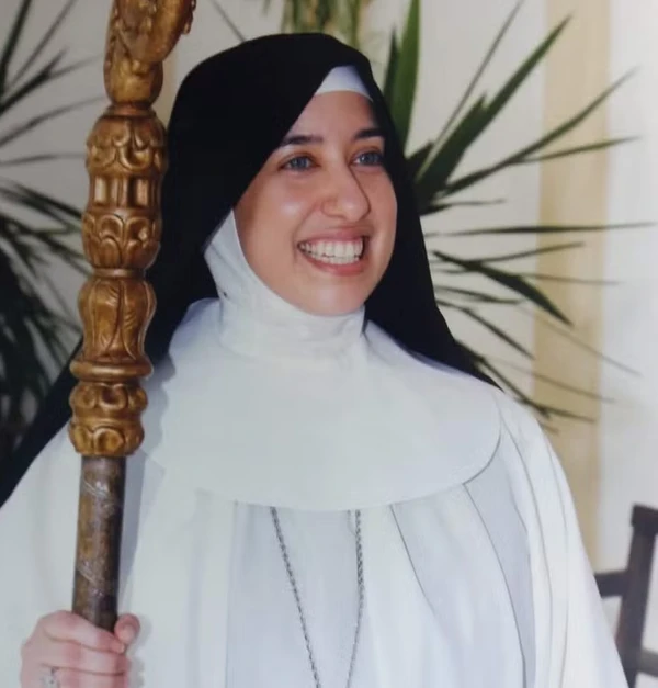 Natural de Macapá, a freira brasileira Aline Pereira Ghammachi, 41 anos e natural de Macapá (AP), perdeu o cargo de madre-abadessa do Mosteiro