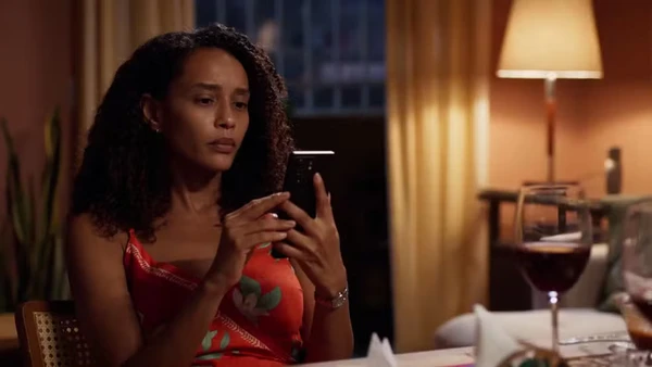 Raquel encontra fotos sensuais de Heleninha no celular de Ivan