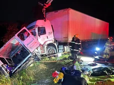 Imagem - Batida entre carreta e micro-ônibus deixa nove pessoas mortas e 10 feridas