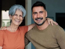 Imagem - Ex-Globo presenteia mãe com harmonização facial e se assusta: 'Achei que tinha acabado com ela'