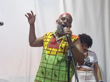 Imagem - Sarau Bem Black de maio recebe o poeta Giovane Sobrevivente