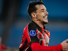 Imagem - Com golaço de Claudinho, Vitória vence o Cerro Largo no Uruguai